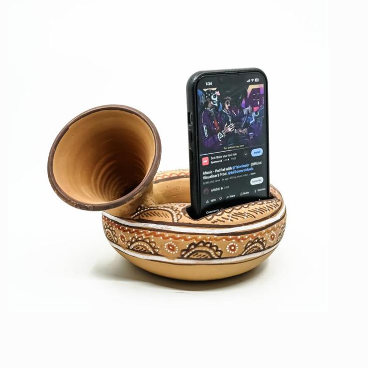 Handmade Clay Gramophone for Mobile Entertainment | Nirvana Niche