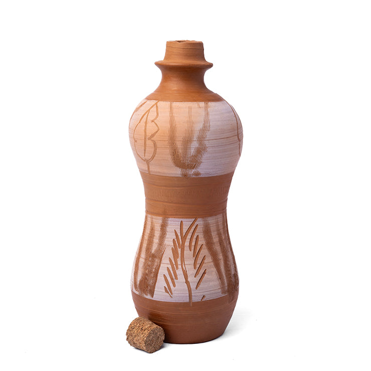 كلاي نيست: زجاجة ماء من الطين بتصميم يدوي على شكل ساعة رملية مع سدادة من الفلين (1 لتر) | آرك ناتشورالز