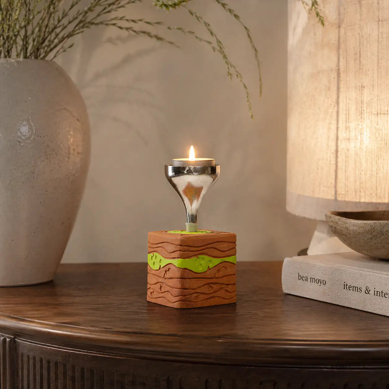Amour Eclat Verde Glow candle stand for warm ambient lighting