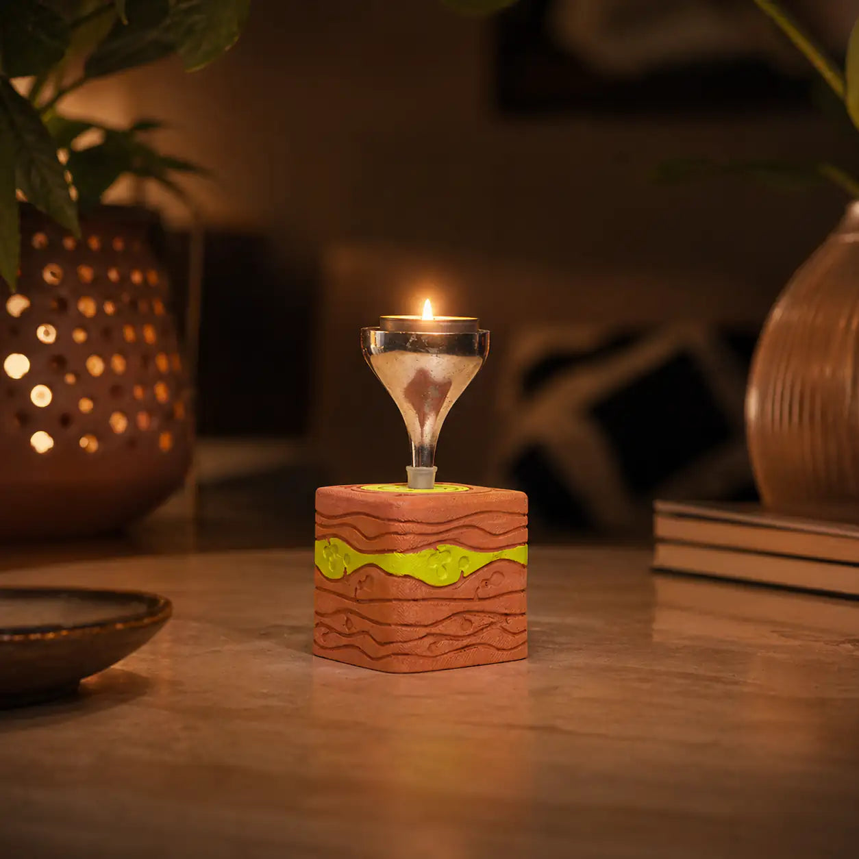 Amour Eclat Verde Glow candle stand for warm ambient lighting