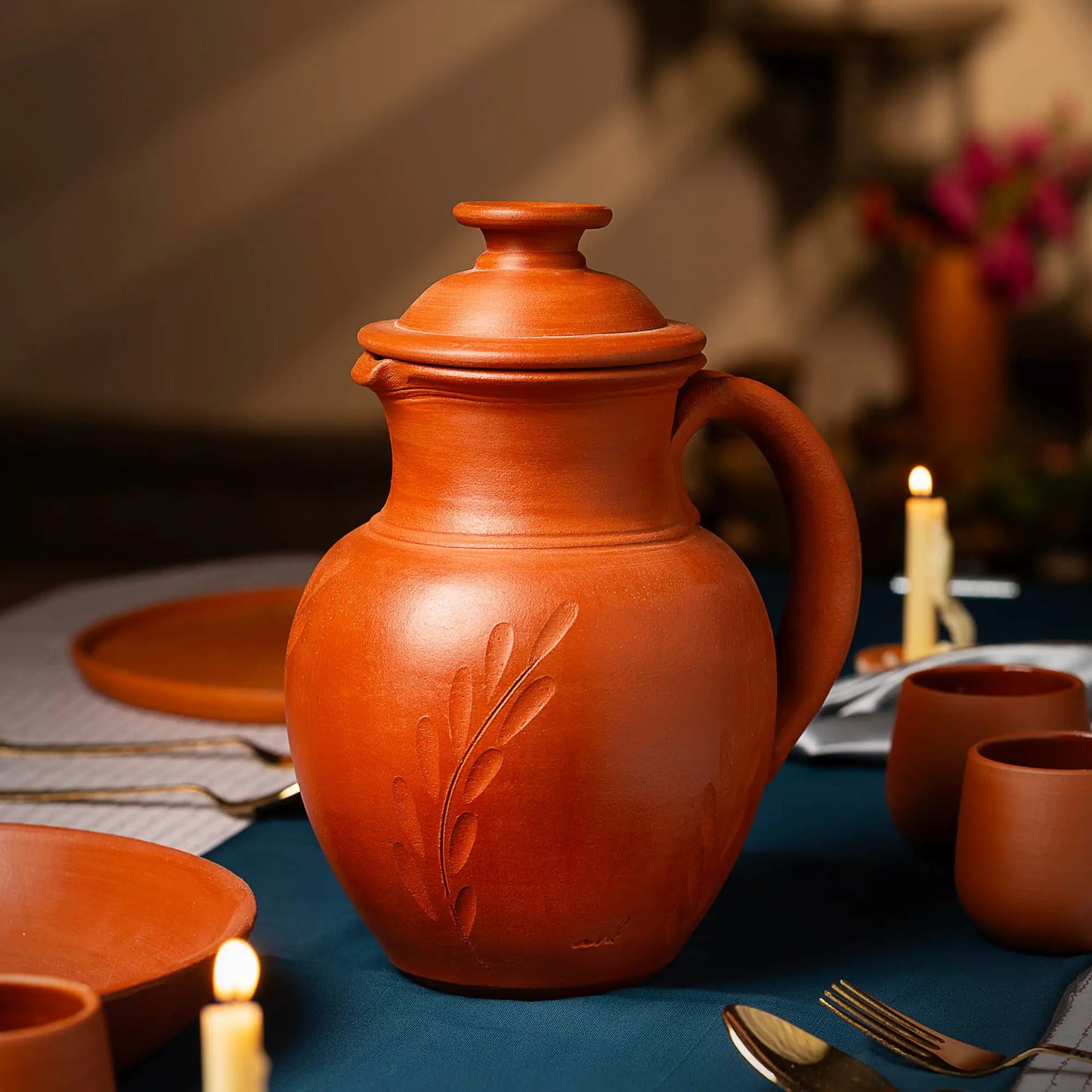إبريق ماء مصنوع يدويًا من الطين المحروق من ClayRootz مع غطاء (3 أحجام)