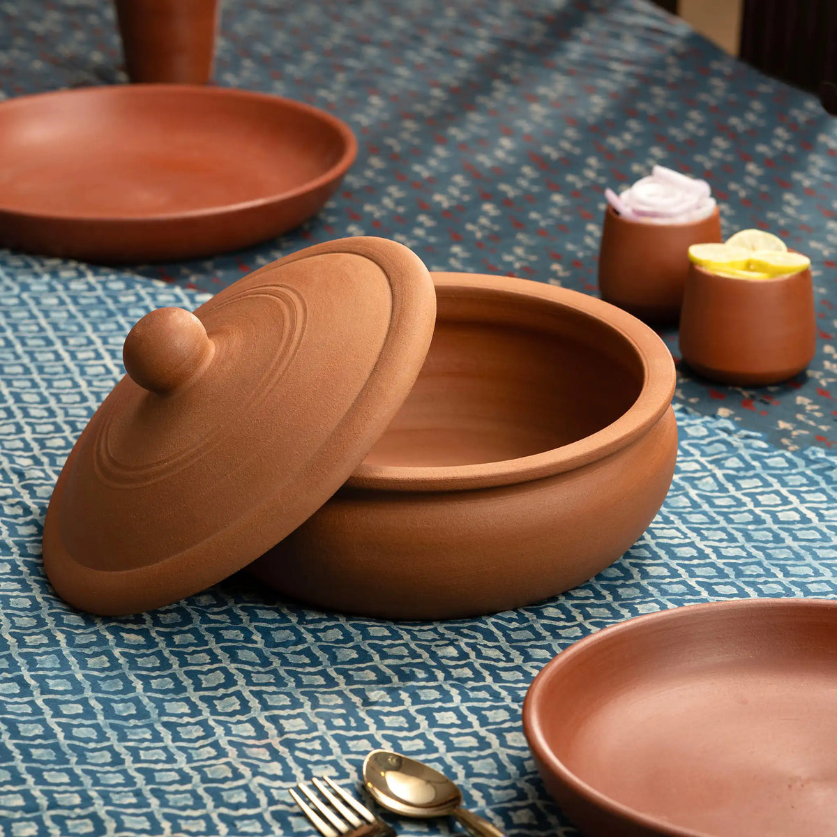 Unglazed terracotta cooking pot with removable clay lid