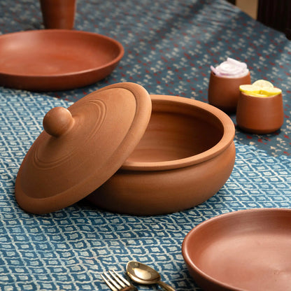 Unglazed terracotta cooking pot with removable clay lid