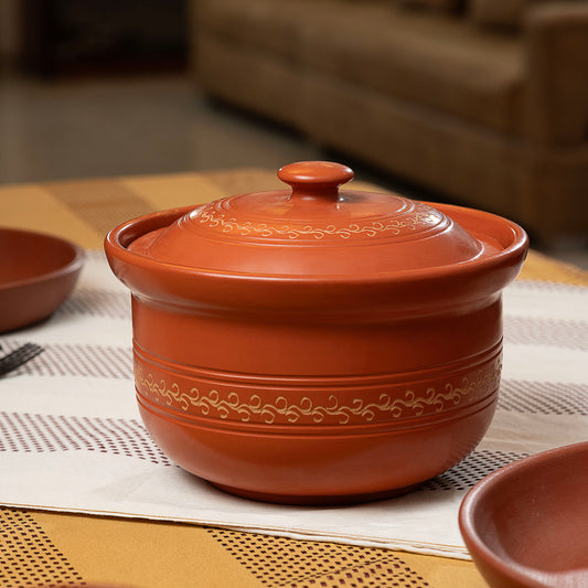 Terracotta serving bowl with lid for table serving and hosting
