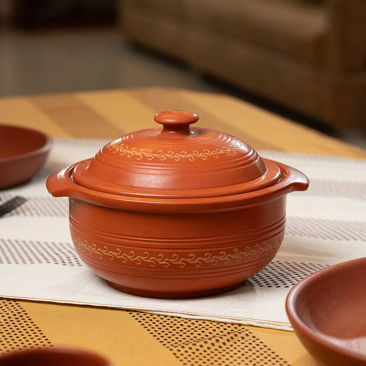 1500 ml terracotta serving pot with decorative lid and handles