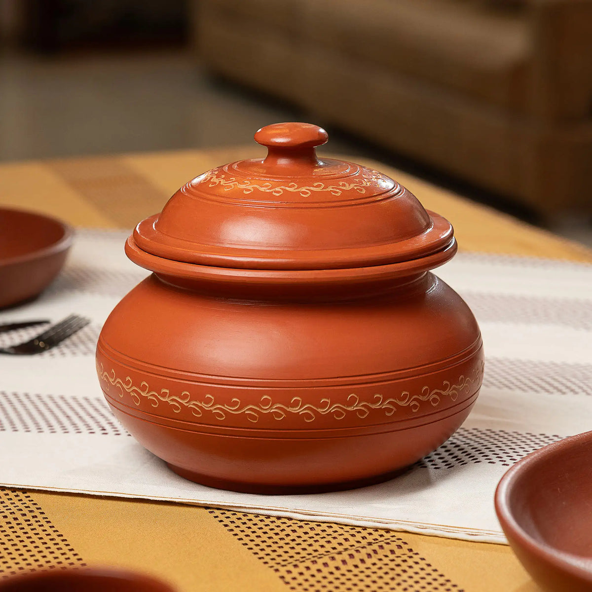 2000 ml Terra Majlis terracotta serving pot with lid